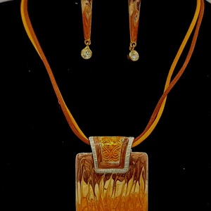 Set colier cu pandantiv și cercei asortați, realizat din metal decorativ, cu un design modern - bijuterii - coliere - pandative - Artynos.ro