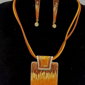 Set colier cu pandantiv și cercei asortați, realizat din metal decorativ, cu un design modern - bijuterii - coliere - pandative - Artynos.ro