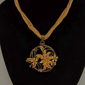 Colier vintage cu pandantiv floral decorativ, realizat intr-un stil elegant si feminin.  - Artynos.ro