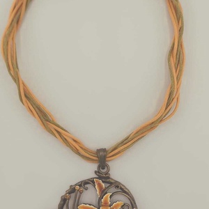 Colier vintage cu pandantiv floral decorativ, realizat într-un stil elegant și feminin.  - bijuterii - coliere - pandative - Artynos.ro