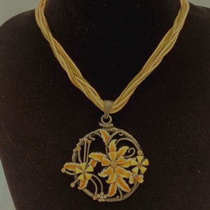 Colier vintage cu pandantiv floral decorativ, realizat într-un stil elegant și feminin.  - bijuterii - coliere - pandative - Artynos.ro