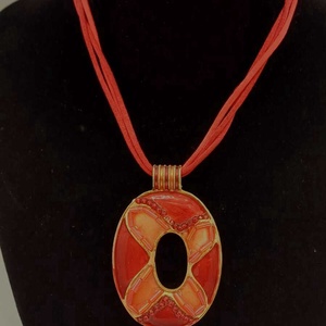 Colier vintage cu pandantiv statement, cu design oval decupat, realizat în nuanțe intense  - bijuterii - coliere - pandative - Artynos.ro