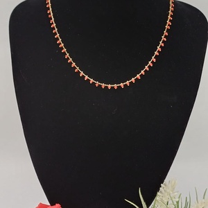 Colier delicat din metal antic, realizat manual ,într-un finisaj auriu antichizat, decorat cu mărgele mici rosii. - bijuterii - coliere - coliere din mărgele - Artynos.ro