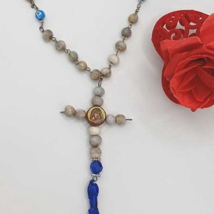 Mătănie/rozariu cu aspect tradițional, realizată din mărgele rotunde din lemn în nuanțe naturale de bej și gri - casă & stil de viață - accesorii religioase - cruce - Artynos.ro