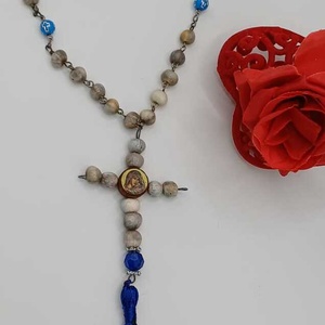 Mătănie/rozariu cu aspect tradițional, realizată din mărgele rotunde din lemn în nuanțe naturale de bej și gri - casă & stil de viață - accesorii religioase - cruce - Artynos.ro