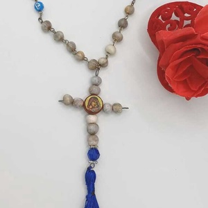 Mătănie/rozariu cu aspect tradițional, realizată din mărgele rotunde din lemn în nuanțe naturale de bej și gri - casă & stil de viață - accesorii religioase - cruce - Artynos.ro