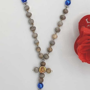 Matanie / rozariu cu aspect traditional, de buzunar,realizata din margele rotunde din lemn natural,cu perle albastre. - Artynos.ro