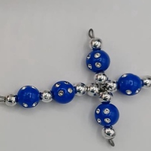 Cruce realizata din margele decorative in nuanta de albastru intens si argintiu. - Artynos.ro