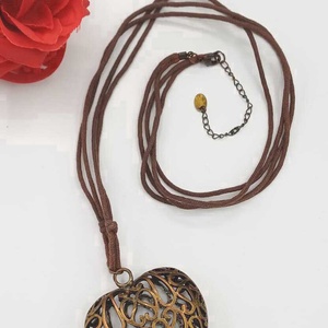 Colier cu pandantiv inimă vintage � șiret din piele naturală. - bijuterii - coliere - coliere cu pandative - Artynos.ro