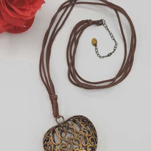 Colier cu pandantiv inimă vintage � șiret din piele naturală. - bijuterii - coliere - coliere cu pandative - Artynos.ro