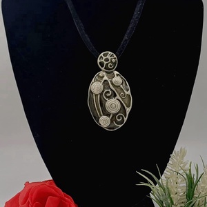 Colier tip choker cu pandantiv metalic � stil vintage-modern, cu siret catifelat. - Artynos.ro