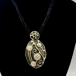 Colier tip choker cu pandantiv metalic � stil vintage-modern, cu siret catifelat. - bijuterii - coliere - pandative - Artynos.ro