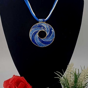 Colier statement cu pandantiv circular � nuanțe de albastru si turqoise - bijuterii - coliere - pandative - Artynos.ro