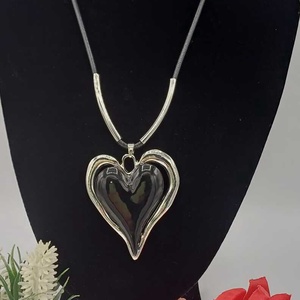 Colier elegant cu pandantiv inima � negru ,argintiu Colier modern si rafinat. - Artynos.ro