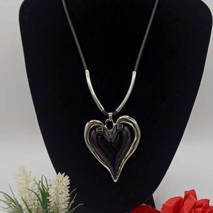 Colier elegant cu pandantiv inimă � negru ,argintiu Colier modern și rafinat. - bijuterii - coliere - coliere cu pandative - Artynos.ro