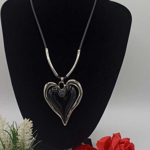 Colier elegant cu pandantiv inimă � negru ,argintiu Colier modern și rafinat. - bijuterii - coliere - coliere cu pandative - Artynos.ro