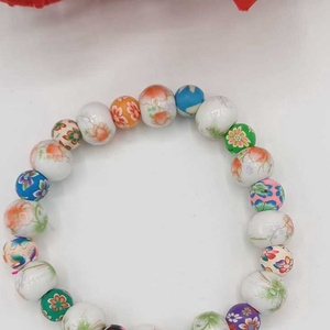 Brățară veselă cu perle florale, realizată dintr-o combinație armonioasă de perle din ceramica. - bijuterii - brățări - brățări din perle - Artynos.ro