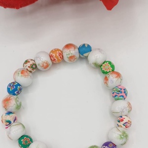 Brățară veselă cu perle florale, realizată dintr-o combinație armonioasă de perle din ceramica. - bijuterii - brățări - brățări din perle - Artynos.ro