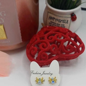 Cercei mici tip stud, cu design delicat în formă de păianjen, realizați din metal auriu cu pietre cameleon. -  - Artynos.ro