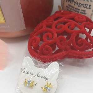 Cercei mici tip stud, cu design delicat în formă de păianjen, realizați din metal auriu cu pietre cameleon. -  - Artynos.ro