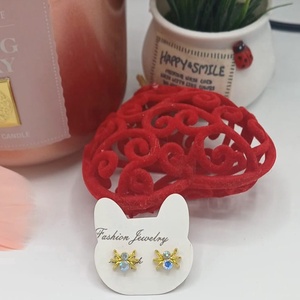 Cercei mici tip stud, cu design delicat în formă de păianjen, realizați din metal auriu cu pietre cameleon. -  - Artynos.ro