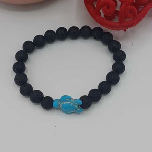  Mărgelele negre: piatră vulcanică (lavă naturală.Pandantivul broască țestoasă: piatră reconstituită / compozit mineral - bijuterii - brățări - brățări din pietre semiprețioase - Artynos.ro