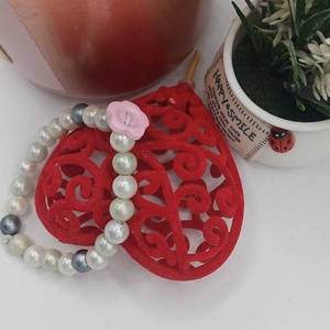 Bratara delicata realizata din perle cu aspect sidefat, in nuante fine de alb laptos, Bijuterii, Bratari, Bratari din margele, Confectionarea bijuteriilor, Bratara delicata realizata din perle cu aspect sidefat, in nuante fine de alb laptos, completate ar..., ARTYNOS