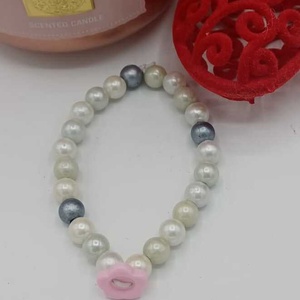 Brățară delicată realizată din perle cu aspect sidefat, în nuanțe fine de alb lăptos - bijuterii - brățări - brățări din mărgele - Artynos.ro