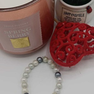 Brățară delicată realizată din perle cu aspect sidefat, în nuanțe fine de alb lăptos - bijuterii - brățări - brățări din mărgele - Artynos.ro