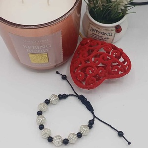 Brățară handmade cu șnur reglabil, realizată din mărgele decorative cu efect sidefat - bijuterii - brățări - brățări din mărgele - Artynos.ro