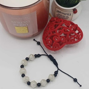 Brățară handmade cu șnur reglabil, realizată din mărgele decorative cu efect sidefat - bijuterii - brățări - brățări din mărgele - Artynos.ro