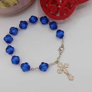 Bratara cu design inspirat din matanii, realizata din margele albastre translucide., Casa & Stil de viata, Accesorii religioase, Binecuvantarea casei, Confectionarea bijuteriilor, Bratara cu design inspirat din matanii, realizata din margele albastre translucide, cu forma floral..., ARTYNOS