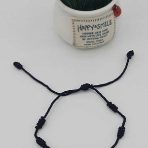 Brățară delicată realizată pe șnur textil negru, ajustabil, cu noduri decorative lucrate manual.  - bijuterii - brățări - brățări împletite - Artynos.ro