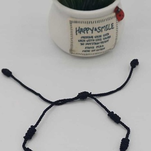 Brățară delicată realizată pe șnur textil negru, ajustabil, cu noduri decorative lucrate manual.  - bijuterii - brățări - brățări împletite - Artynos.ro