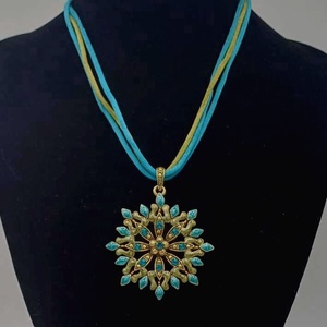 Colier elegant cu pandantiv statement. - bijuterii - coliere - coliere cu pandative - Artynos.ro