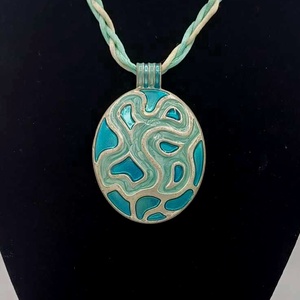 Colier cu design modern și accente artistice, realizat pe un șnur împletit în două nuanțe  - bijuterii - coliere - coliere cu pandative - Artynos.ro