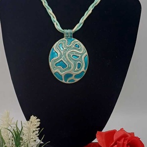 Colier cu design modern și accente artistice, realizat pe un șnur împletit în două nuanțe  - bijuterii - coliere - coliere cu pandative - Artynos.ro