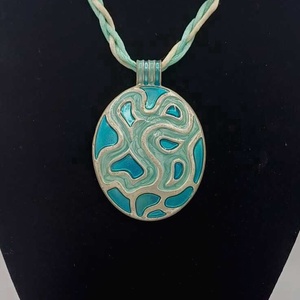 Colier cu design modern și accente artistice, realizat pe un șnur împletit în două nuanțe  - bijuterii - coliere - coliere cu pandative - Artynos.ro