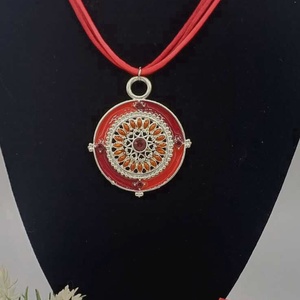 Colier statement cu snur textil dublu, in nuanta intensa de rosu, Bijuterii, Coliere, Coliere cu pandative, Confectionarea bijuteriilor, ARTYNOS