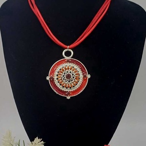 Colier statement cu șnur textil dublu, în nuanță intensă de roșu - bijuterii - coliere - coliere cu pandative - Artynos.ro