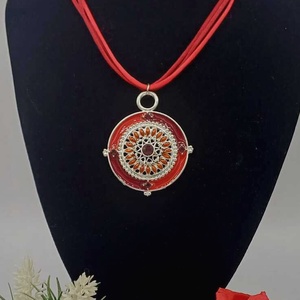 Colier statement cu șnur textil dublu, în nuanță intensă de roșu - bijuterii - coliere - coliere cu pandative - Artynos.ro