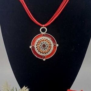 Colier statement cu șnur textil dublu, în nuanță intensă de roșu - bijuterii - coliere - coliere cu pandative - Artynos.ro