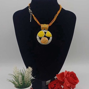 Colier statement cu snur textil dublu, in nuante calde de galben-mustar si portocaliu, Bijuterii, Coliere, Coliere cu pandative, Confectionarea bijuteriilor, ARTYNOS