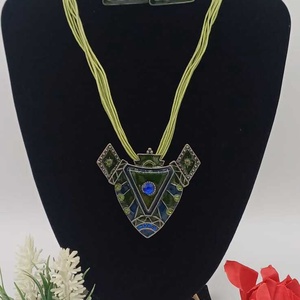 Set de bijuterii statement, cu un design geometric indraznet, compus din colier si cercei asortati., Bijuterii, Coliere, Coliere cu pandative, Confectionarea bijuteriilor, ARTYNOS