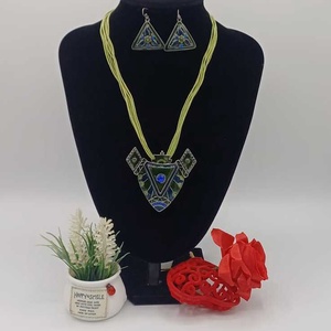 Set de bijuterii statement, cu un design geometric îndrăzneț, compus din colier și cercei asortați. - bijuterii - coliere - coliere cu pandative - Artynos.ro