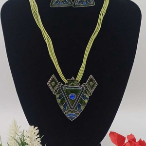 Set de bijuterii statement, cu un design geometric îndrăzneț, compus din colier și cercei asortați. - bijuterii - coliere - coliere cu pandative - Artynos.ro