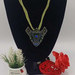 Set de bijuterii statement, cu un design geometric îndrăzneț, compus din colier și cercei asortați. - bijuterii - coliere - coliere cu pandative - Artynos.ro