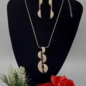 Set de bijuterii delicat si feminin, compus din colier si cercei lungi asortati, cu un design modern si elegant, Bijuterii, Coliere, Coliere cu pandative, Confectionarea bijuteriilor, ARTYNOS