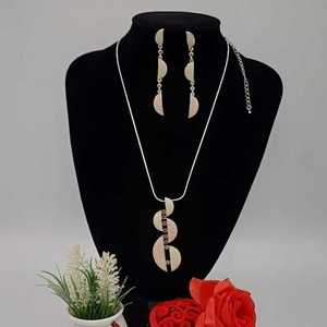 Set de bijuterii delicat și feminin, compus din colier și cercei lungi asortați, cu un design modern și elegant - bijuterii - coliere - coliere cu pandative - Artynos.ro