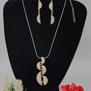 Set de bijuterii delicat și feminin, compus din colier și cercei lungi asortați, cu un design modern și elegant - bijuterii - coliere - coliere cu pandative - Artynos.ro